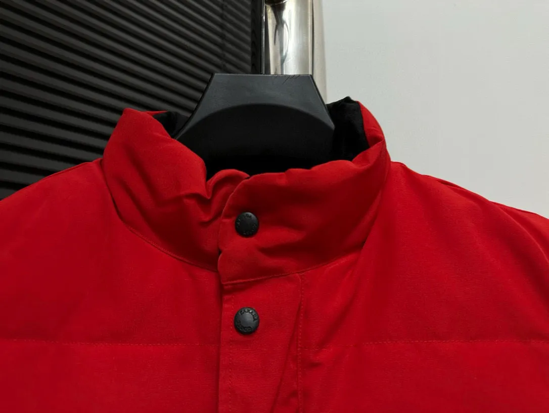 P360 [Canada Goose] Canada Goose #Freestyle Crew 4154M Men’s and Women’s Vest Down# ➖ Imported Behringer embroidery machine with customized 10,000-needle embroidery logo! ➖ Imported 21-count polyester-cotton blended original fabric, using Feather-Light 10D waterproof coating fabric, made of 84.5% polyester fiber and 15.5% cotton, 100% the best feel in the entire network! ➖ The genuine official website uses the national standard 80 white duck down, and will never be misled by false claims such as 90 down or goose down! ➖ 100% nylon nylon lining with double double-layer sealing design to prevent velvet from running away. Top-grade polar fleece is used in the collar and pockets to keep warm and comfortable! ➖ Yoshida YKK provides original custom-made electroplated sliders. YKK two-way lockable zippers are tight and smooth and will not peel off paint! ➖ 3M composite original Velcro is durable, and all accessories and hardware are disassembled and customized! ⛔No slander, no exaggeration, no need for too much copywriting, because it is focused, it is professional!  SIZE: XS S M L XL XXL